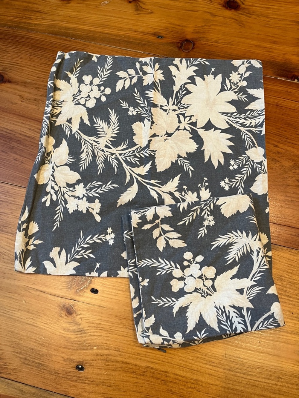 Set/2 POTTERY BARN 20" x 20" Blue Gray Floral Print Linen Cotton Pillow Shams